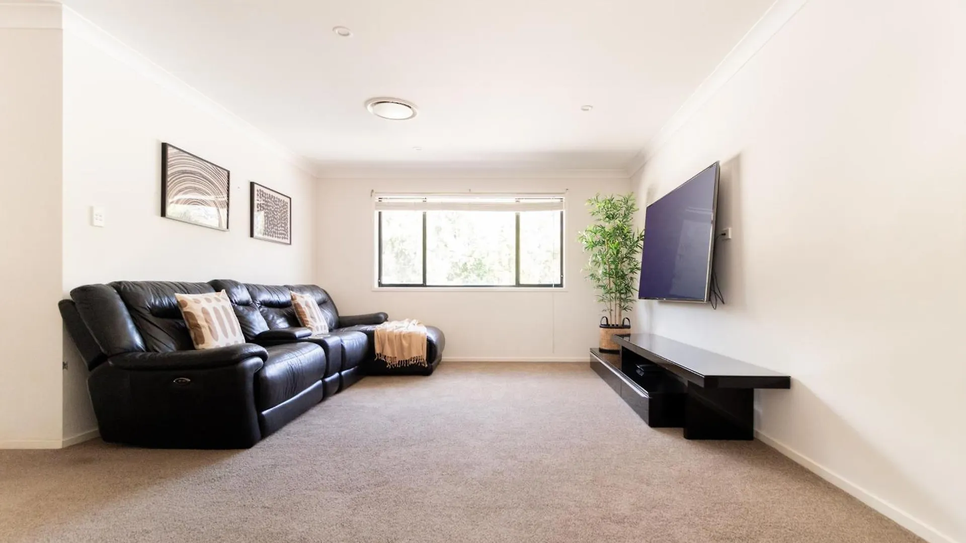 Luxury Spacious 5 Bedroom Family Modern Villa Sleeps 10 Waterford Holiday home