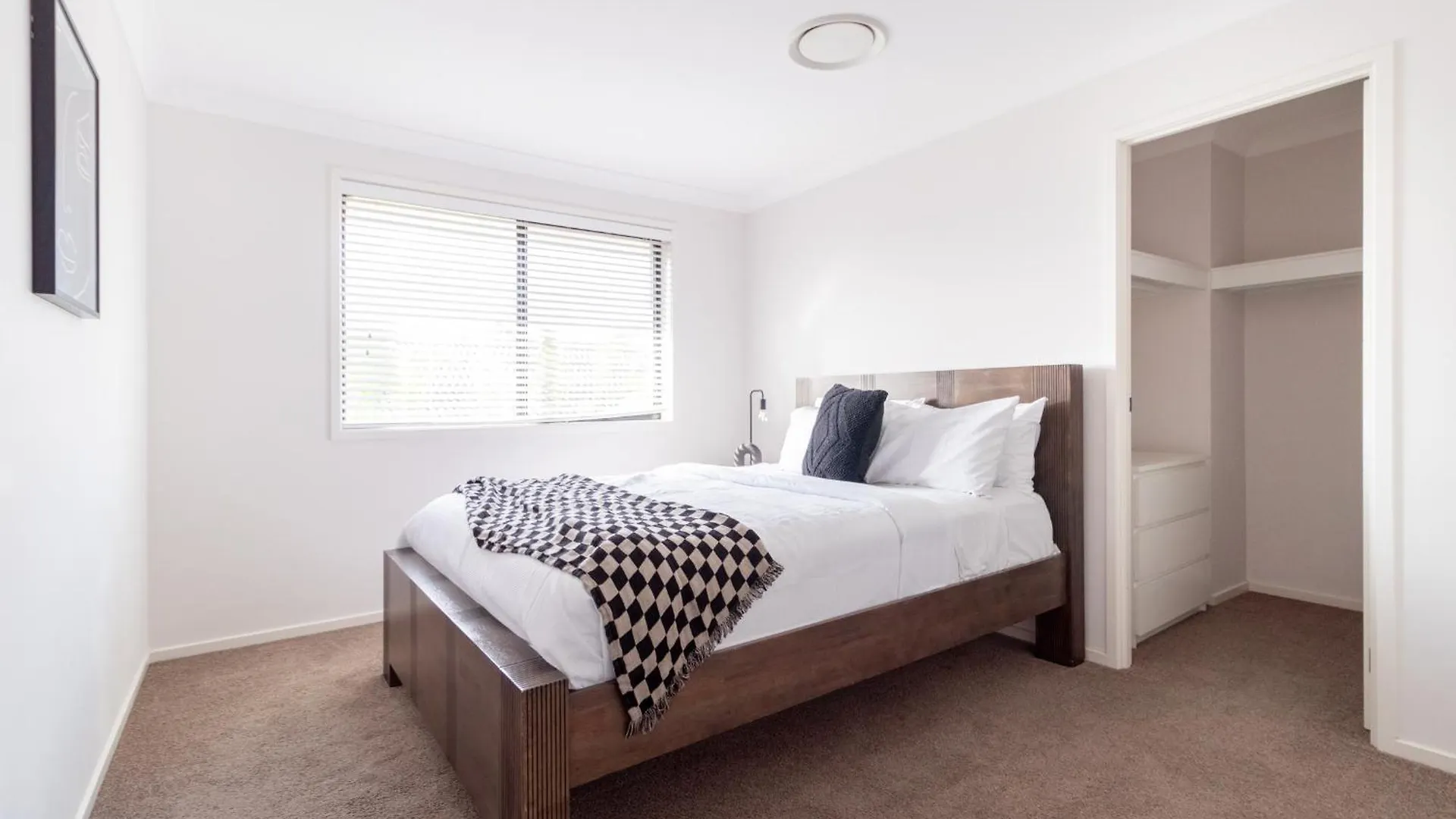 Luxury Spacious 5 Bedroom Family Modern Villa Sleeps 10 Waterford Australia