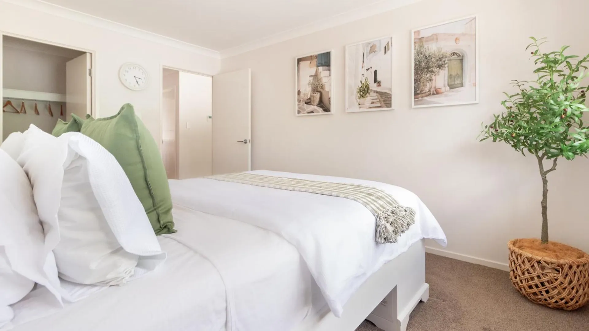 Luxury Spacious 5 Bedroom Family Modern Villa Sleeps 10 Waterford Holiday home